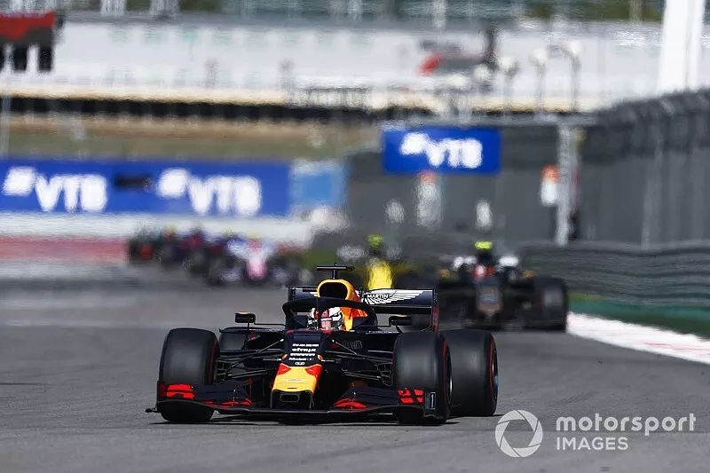 Max Verstappen, Red Bull Racing RB15, Kevin Magnussen, Haas F1 Team VF-19