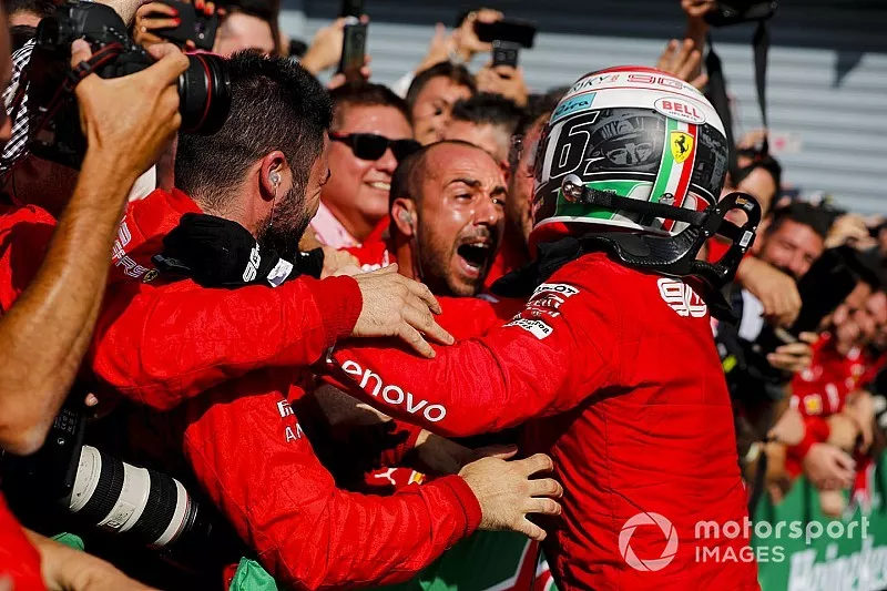 El ganador de la carrera Charles Leclerc, Ferrari celebra en Parc Ferme con su equipo Ferrari