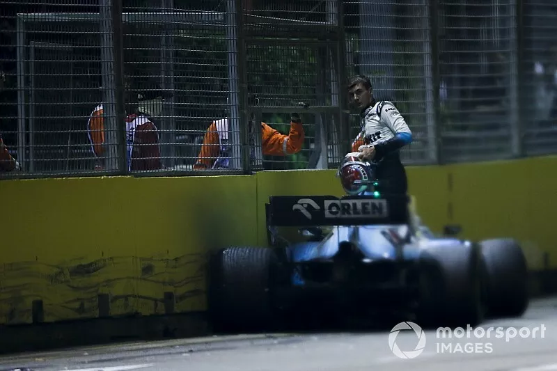 George Russell, Williams Racing FW42 crashes out of the race