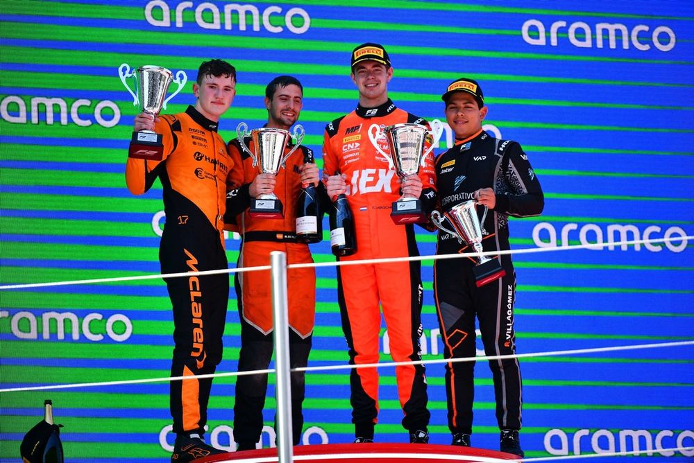 Podio: ganador de la carrera Richard Verschoor, MP Motorsport, segundo lugar Alex Dunne, Rodin Motorsport, tercer lugar Rafael Villagomez, Van Amersfoort Racing