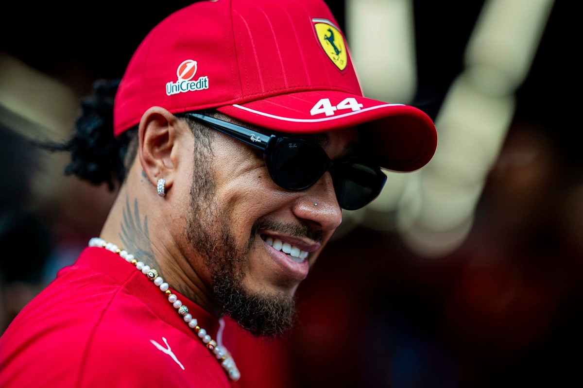 Lewis Hamilton urges Ferrari to copy Mercedes as pitlane procedures become sticking point