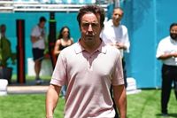 Alonso insiste en que el foco de Adrian Newey está en 2026 y no en el presente