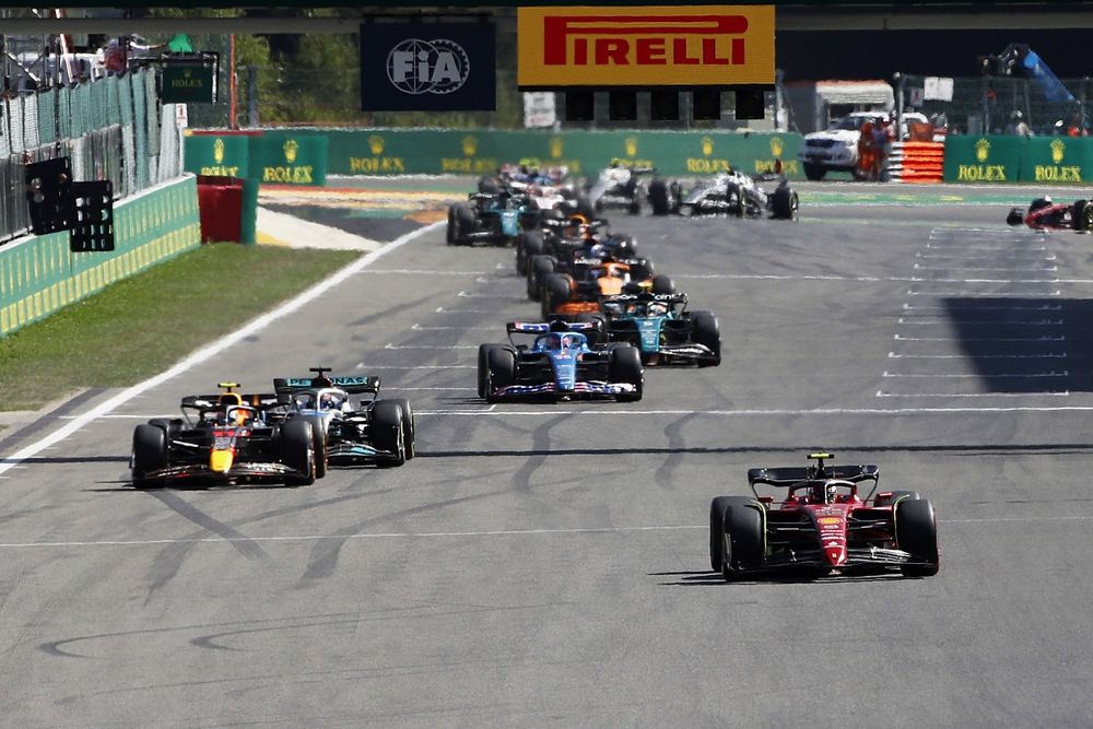 Carlos Sainz, Ferrari F1-75, Sergio Perez, Red Bull Racing RB18, George Russell, Mercedes W13, Fernando Alonso, Alpine A522, the rest of the field at the restart