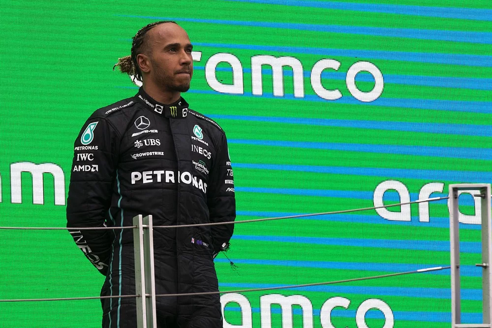 Lewis Hamilton, Mercedes-AMG, 2a posizione, sul podio