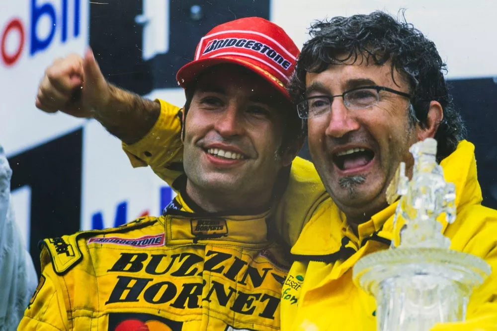 Heinz-Harald Frentzen, 1ª posición, en el podio con Eddie Jordan, director del equipo, Jordan Grand Prix