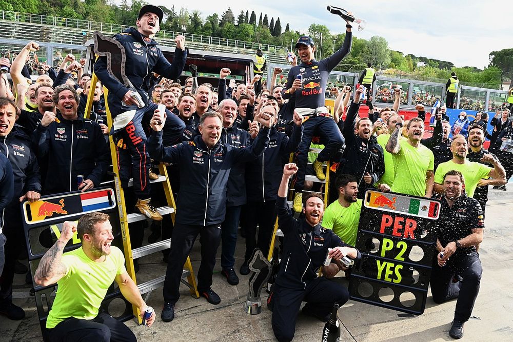 Max Verstappen, Red Bull Racing, 1&ordf; posici&oacute;n, Christian Horner, director del equipo, Red Bull Racing, Sergio P&eacute;rez, Red Bull Racing, 2&ordf; posici&oacute;n, el equipo Red Bull celebra tras la carrera