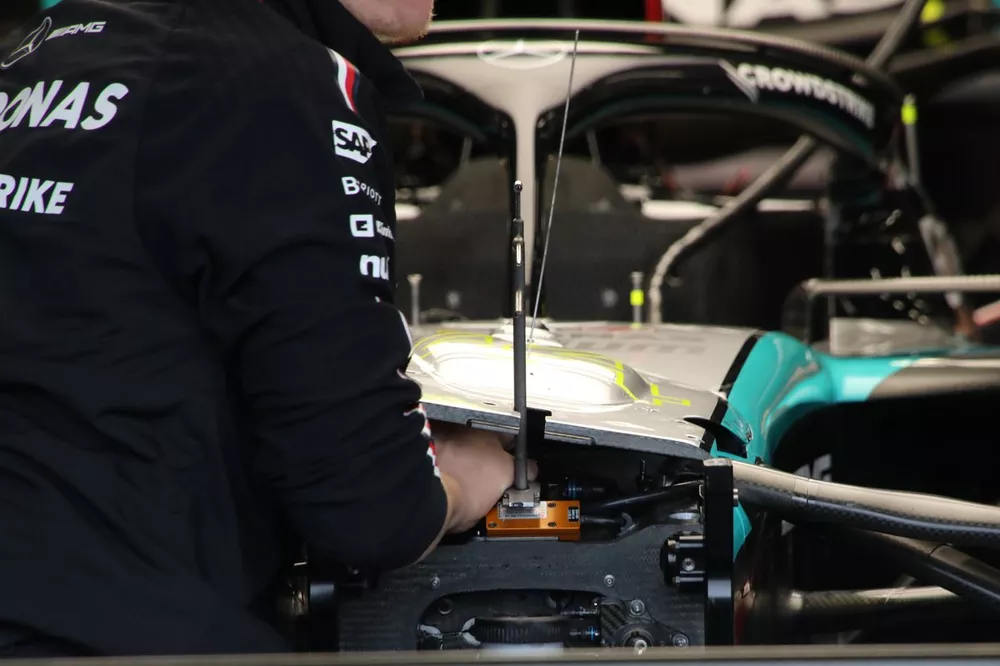 Mercedes W15 detalle del panel frontal