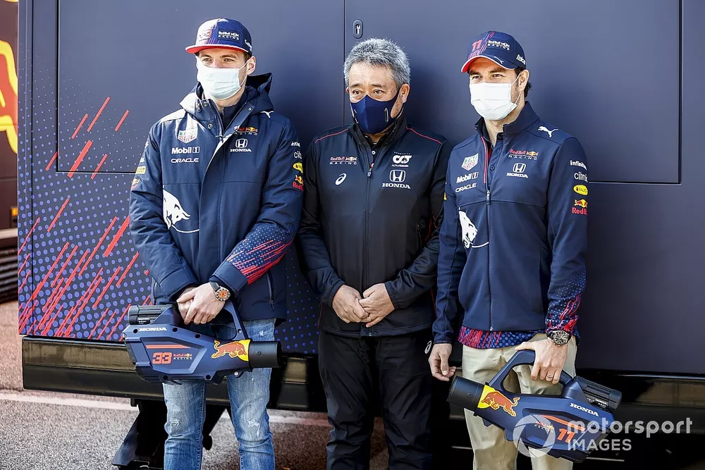 Max Verstappen, Red Bull Racing, Masashi Yamamoto, General Manager, Honda Motorsport and Sergio Perez, Red Bull Racing 