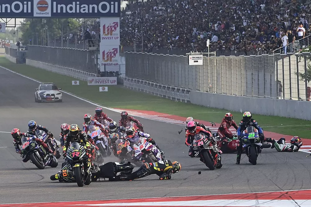 Les chutes de Luca Marini, VR46 Racing Team, Pol Espargaro, Tech3 GASGAS Factory Racing, Stefan Bradl, Team LCR Honda, au d&eacute;part