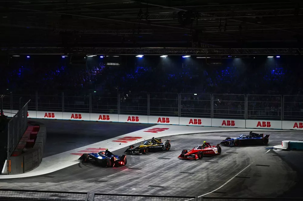 Edoardo Mortara, Maserati Racing, Maserati Tipo Folgore en dirección contraria en la pista tras un accidente delante de Stoffel Vandoorne, DS Penske, DS E-Tense FE23, Sacha Fenestraz, Nissan Formula E Team, Nissan e-4ORCE 04