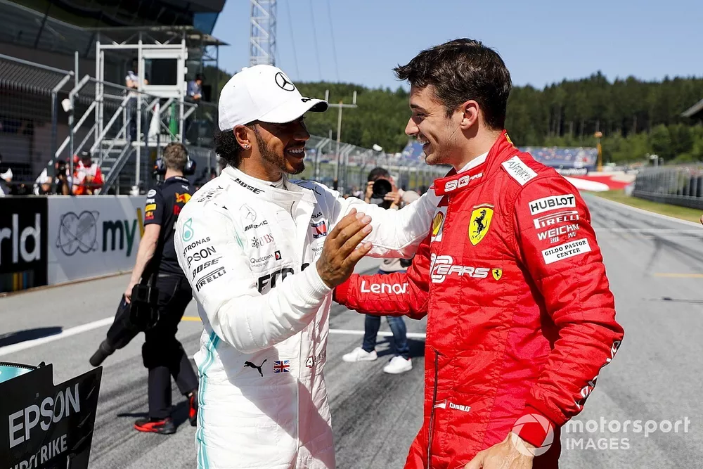 Lewis Hamilton, Mercedes AMG F1, et le poleman Charles Leclerc, Ferrari, au Parc Fermé