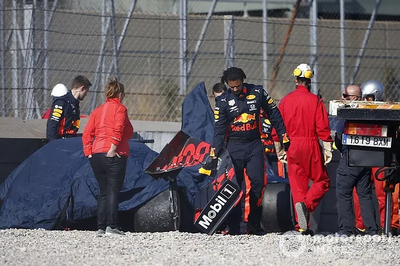La voiture endommag&eacute;e de Pierre Gasly, Red Bull Racing RB15 est d&eacute;gag&eacute;e