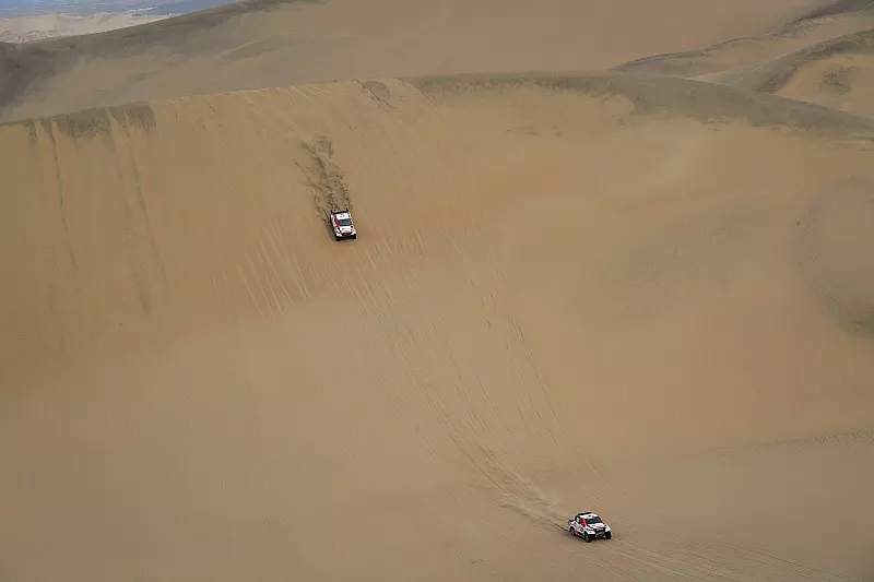 #301 Toyota Gazoo Racing Toyota Hilux: Nasser Al-Attiyah, Matthieu Baumel, #302 Toyota Gazoo Racing Toyota Hilux: Giniel de Villiers, Dirk von Zitzewitz
