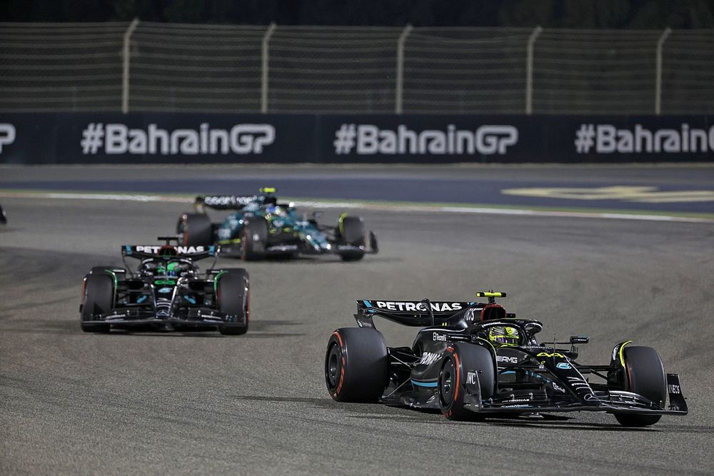 Lewis Hamilton, Mercedes F1 W14, George Russell, Mercedes F1 W14, Fernando Alonso, Aston Martin AMR23