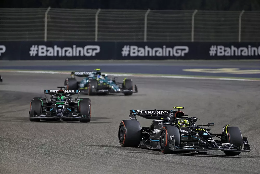 Lewis Hamilton, Mercedes F1 W14, George Russell, Mercedes F1 W14, Fernando Alonso, Aston Martin AMR23