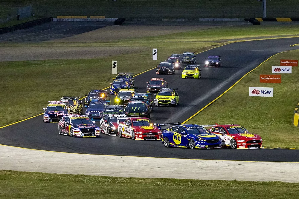 Anton De Pasquale, Dick Johnson Racing Ford Mustang leads at the start
