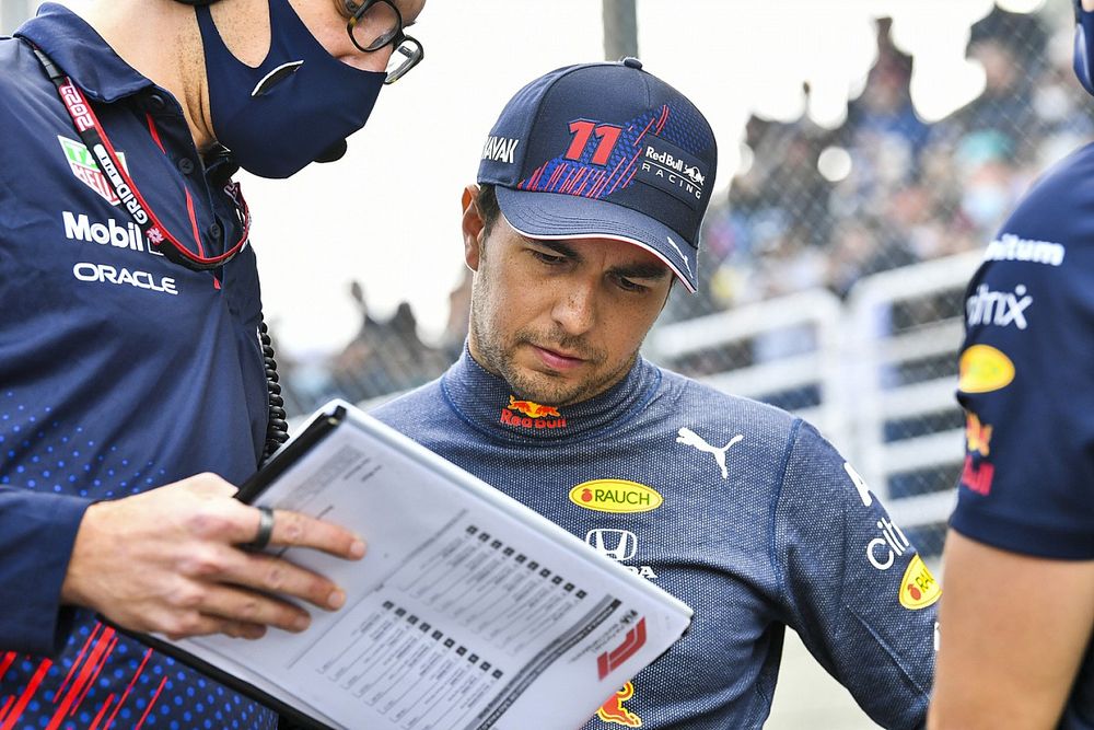 Sergio Pérez, Red Bull Racing, en la parrilla con un ingeniero