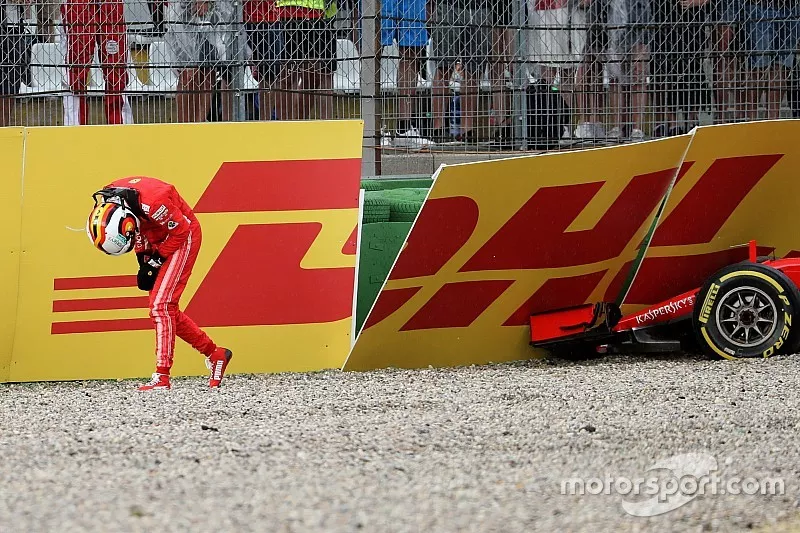 Sebastian Vettel, Ferrari SF71H se dirige al garaje despu&eacute;s de quedar fuera de la carrera