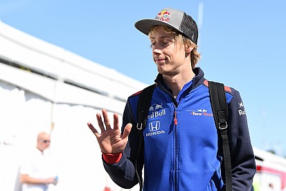 Hartley-t további vizsgálatok miatt kórházba küldték