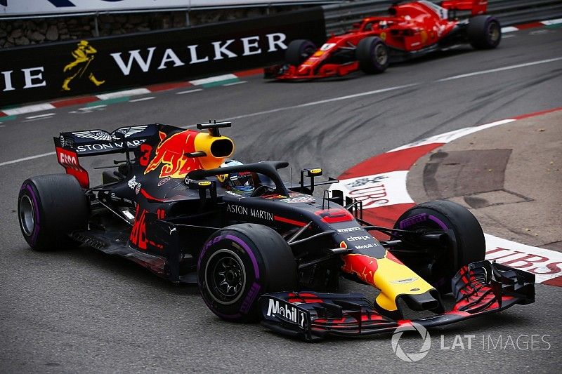 Daniel Ricciardo, Red Bull Racing RB14, leads Sebastian Vettel, Ferrari SF71H