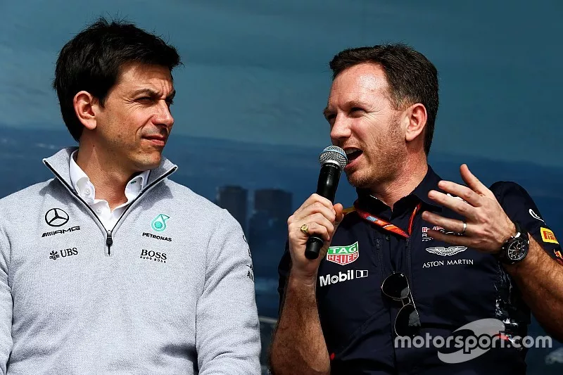 Toto Wolff, directeur exécutif Mercedes AMG F1 avec Christian Horner, team principal Red Bull Racing RB13