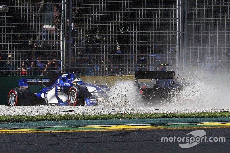 Marcus Ericsson, Sauber C36, et Kevin Magnussen, Haas F1 Team VF-17, collide