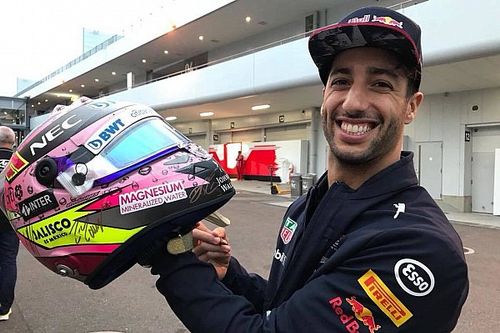Pilotos de F1 firman casco de Checo para apoyar a damnificados en México