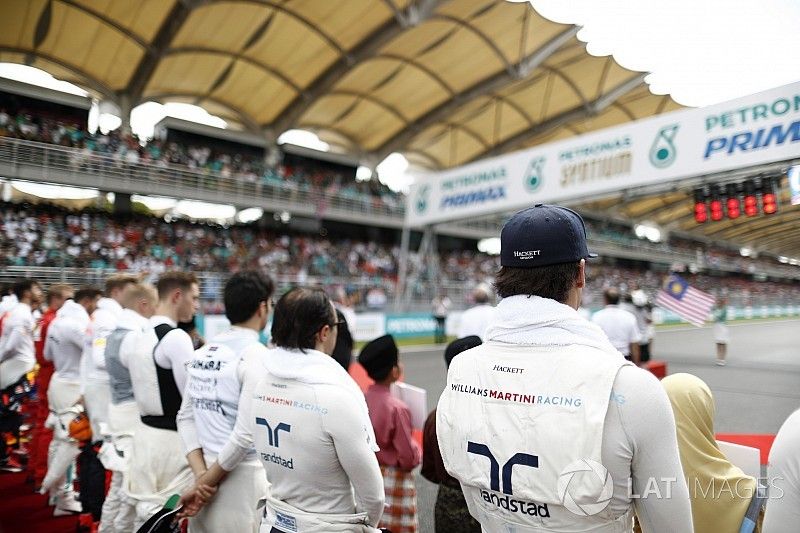 Los pilotos en el himno nacional