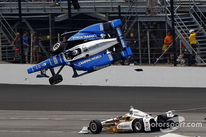 Scott Dixon, Chip Ganassi Racing Honda choca, Helio Castroneves, Team Penske Chevrolet pasa por deba