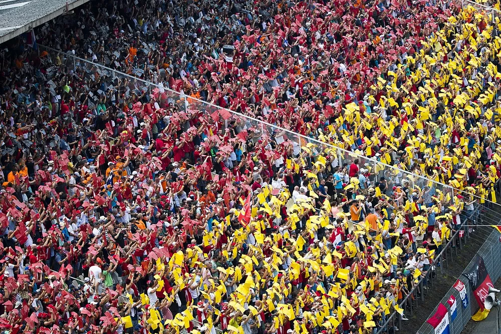 Tifosi disposti in modo da formare i colori della bandiera tedesca