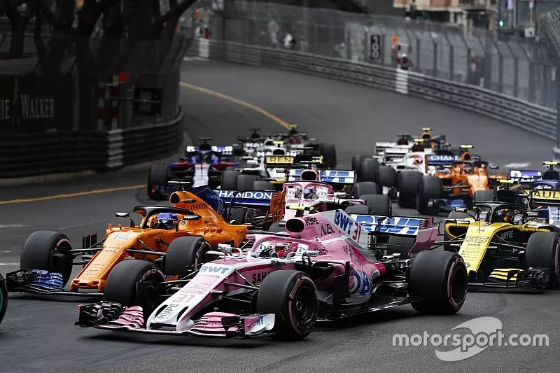 Esteban Ocon, Force India VJM11, devant Fernando Alonso, McLaren MCL33, Carlos Sainz Jr., Renault Sport F1 Team R.S. 18, Sergio Perez, Force India VJM11, et le reste du peloton