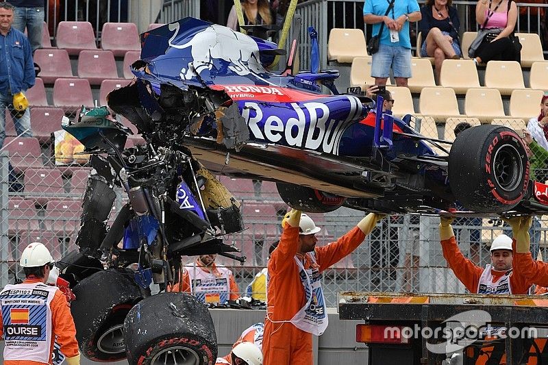 Los comisarios retiran el destrozado Toro Rosso STR13 Honda de Brendon Hartley tras su fuerte accidente