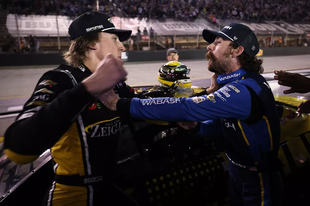 Carson Hocevar e Ryan Blaney brigam