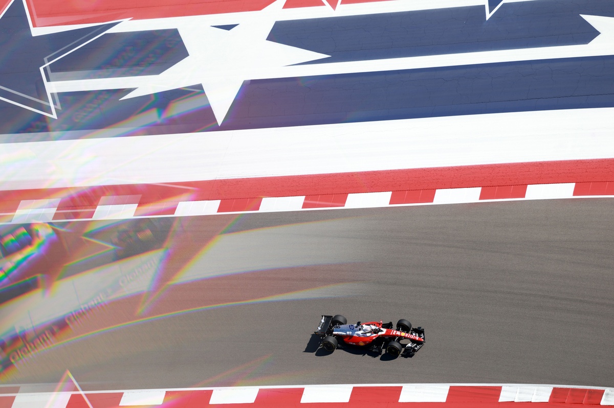 Leclerc lidera la FP1 de Austin con Verstappen al acecho; Aston sorprende y Sainz sufre