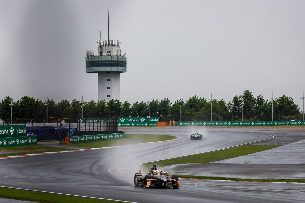 DS Penske baila bajo la lluvia en Shanghai