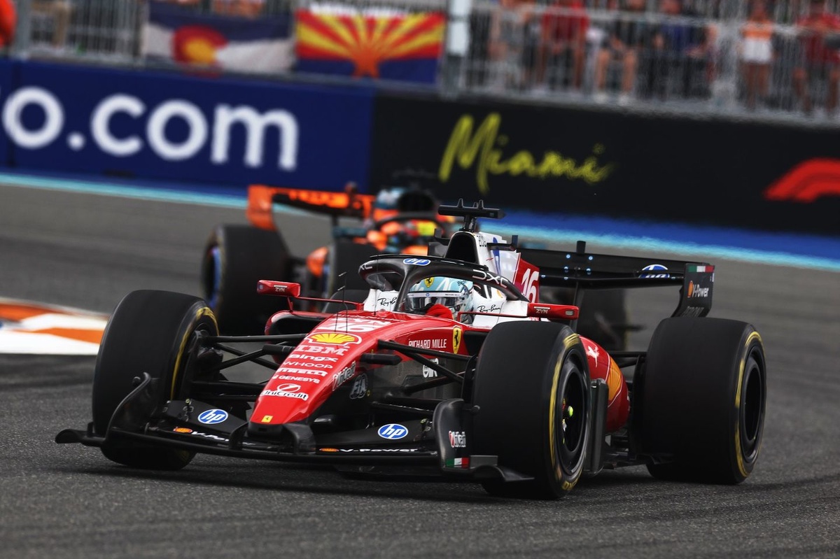 F1 | Stangata Leclerc: 20 secondi di penalità per i tagli nell'ultimo giro, scivola all'8° posto