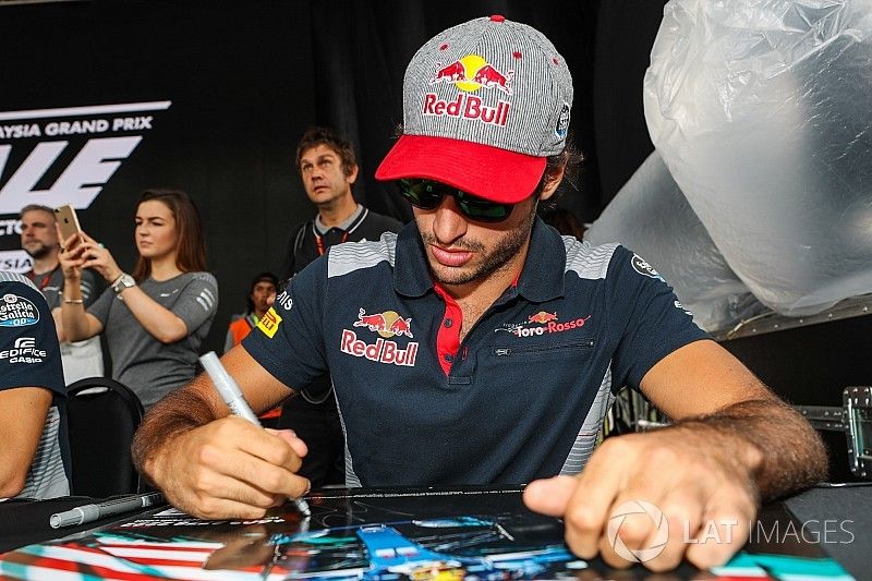 Carlos Sainz Jr., Scuderia Toro Rosso firma aut&oacute;grafos