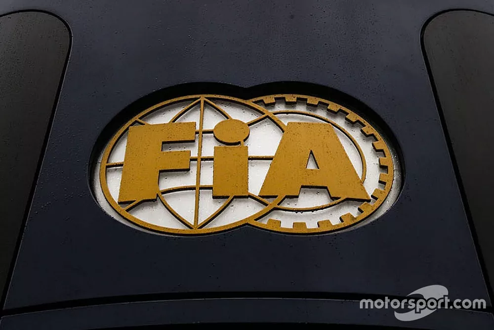 Motorhome et logo FIA