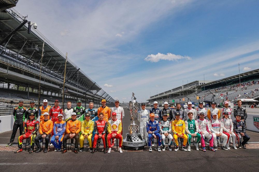 Todos los pilotos de la Indy 500 con el trofeo Borg-Warner
