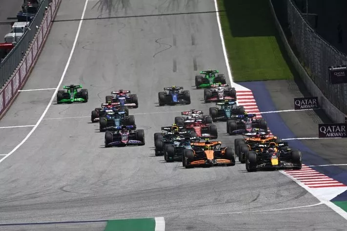Max Verstappen, Red Bull Racing RB20, Lando Norris, McLaren MCL38, Oscar Piastri, McLaren MCL38, et le reste du peloton au d&eacute;part du sprint