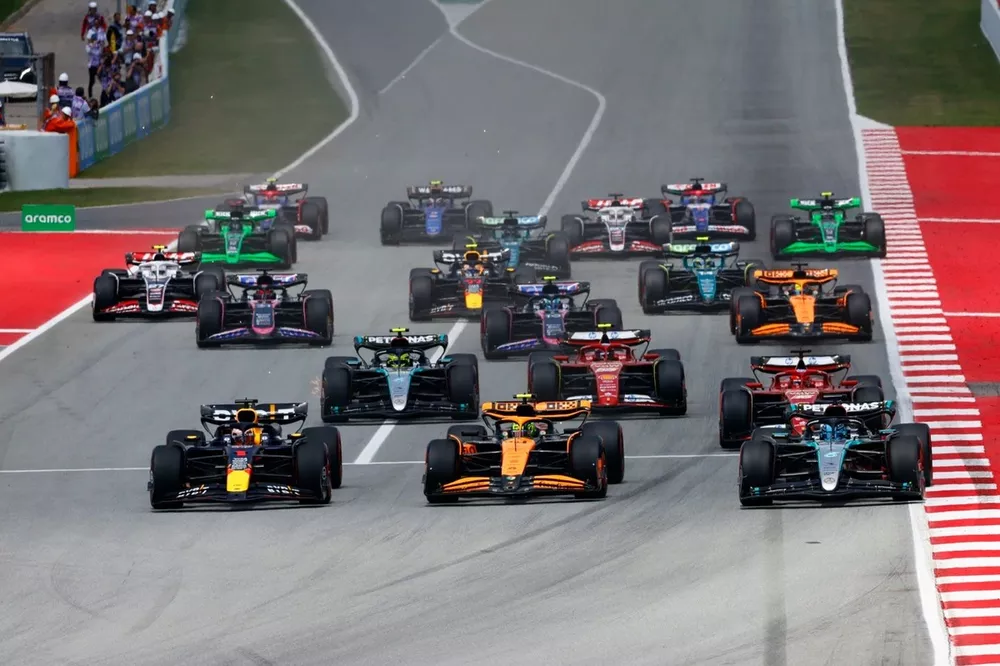 Race start - Lando Norris, McLaren MCL38, Max Verstappen, Red Bull Racing RB20, George Russell, Mercedes F1 W15 battle for the lead
