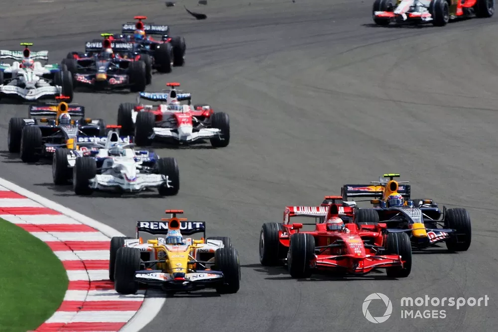 Fernando Alonso, Renault R28; Kimi Raikkonen, Ferrari F2008, Mark Webber, Red Bull Racing RB4 al inicio