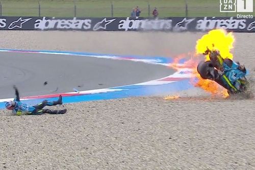 VÍDEO: Moto de Ogura pega fogo após forte queda no TL2 da MotoGP em Assen