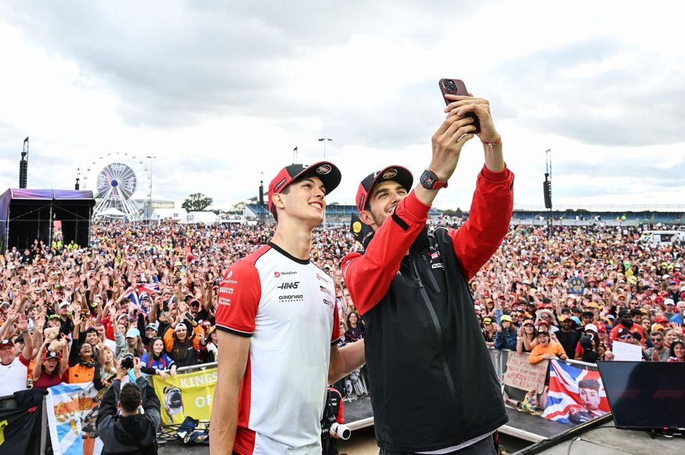Esteban Ocon, Haas F1 Team, Oliver Bearman, Haas F1 Team