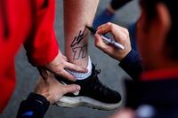 El aficionado que prometi&oacute; tatuarse la firma de P&eacute;rez en Australia