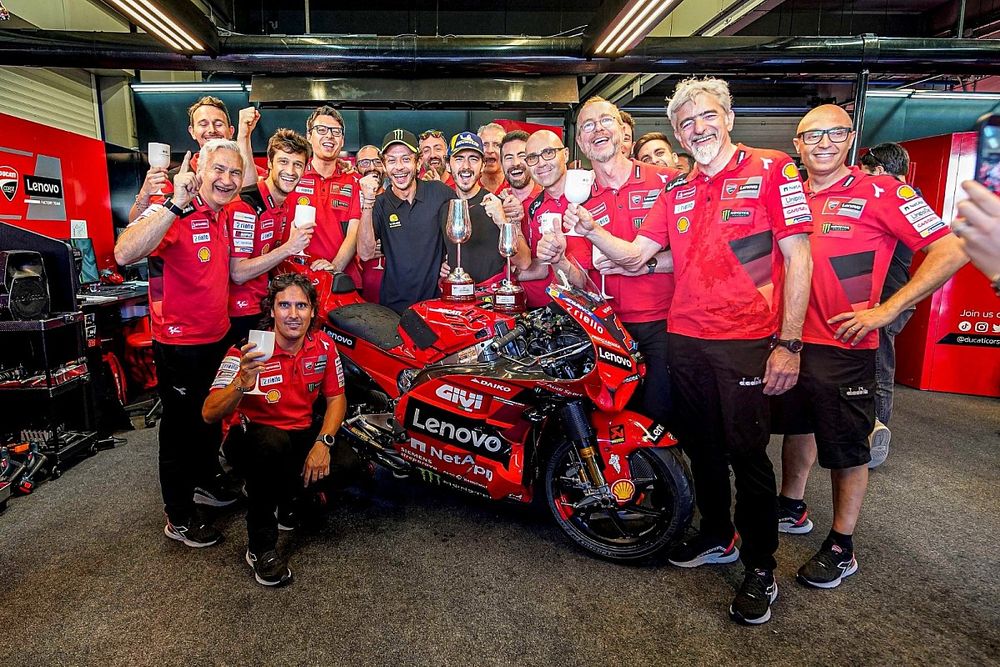 Valentino Rossi celebrates victoria de Pecco Bagnaia (Ducati)