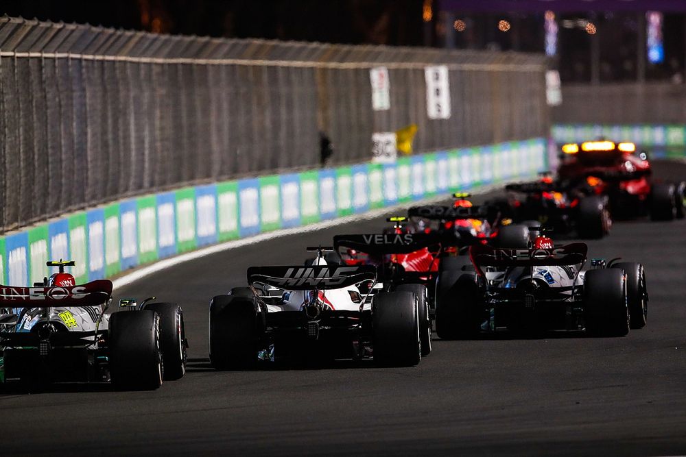 George Russell, Mercedes W13, Kevin Magnussen, Haas VF-22, Lewis Hamilton, Mercedes W13