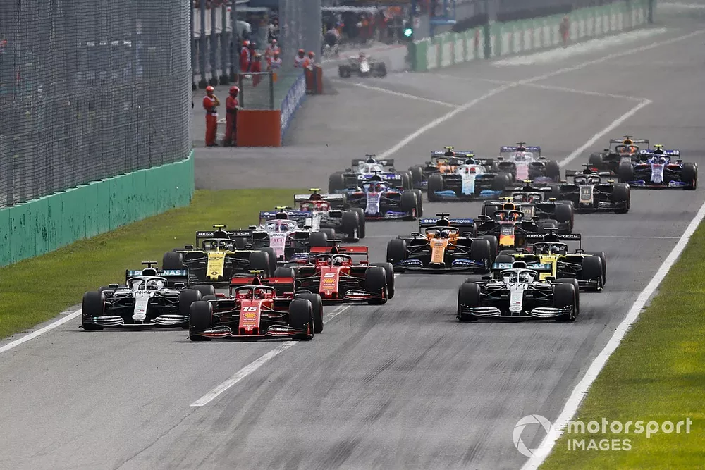 Charles Leclerc, Ferrari SF90 devant Lewis Hamilton, Mercedes AMG F1 W10 et Valtteri Bottas, Mercedes AMG W10 au départ
