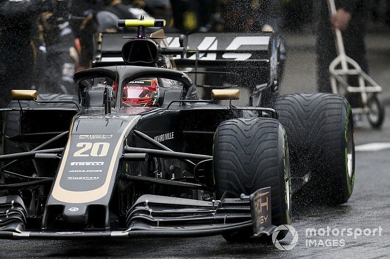 Kevin Magnussen, Haas F1 Team VF-19 pit stop 