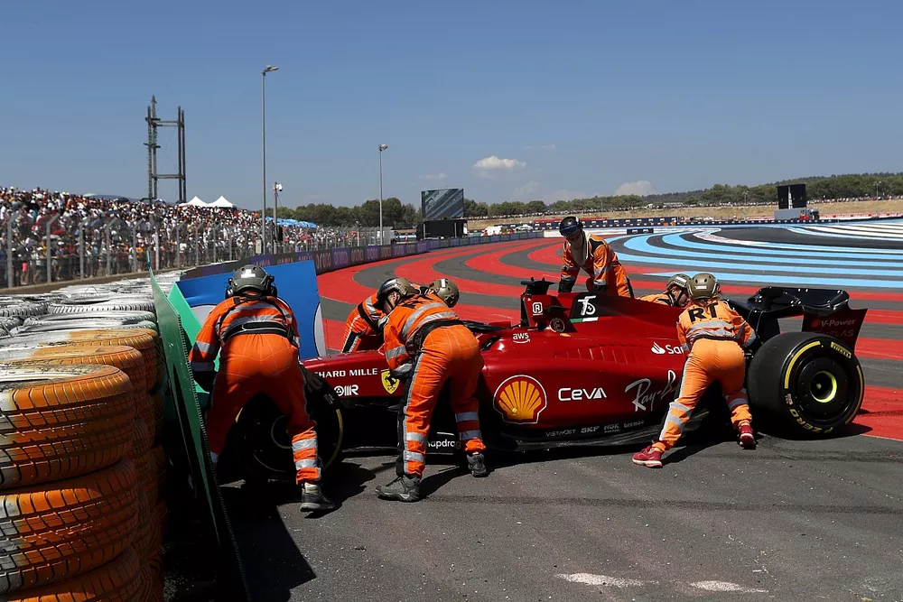 Oficiales de pista retiran el coche da&ntilde;ado de Charles Leclerc, Ferrari F1-75, tras su accidente 